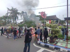 Polisi Lepaskan Gas Air Mata ke Massa yang Lempari Kantor DPRD Ciamis