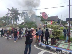 Polisi Lepaskan Gas Air Mata ke Massa yang Lempari Kantor DPRD Ciamis