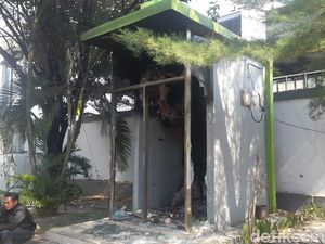 ATM Bank Sulselbar Diduga Dijarah Saat Gedung DPRD Makassar Dibakar Massa ATM Bank Sulselbar Diduga Dijarah Saat Gedung DPRD Makassar Dibakar Massa