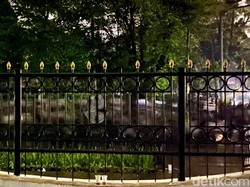 Bandung Diguyur Hujan Deras, Massa Aksi Tetap Bertahan