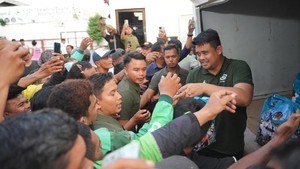 Bobby Nasution Bagikan Ratusan Paket Sembako ke Driver Ojol di Medan
