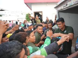 Bobby Nasution Bagikan Ratusan Paket Sembako ke Driver Ojol di Medan Bobby Nasution Bagikan Ratusan Paket Sembako ke Driver Ojol di Medan