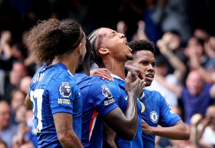 Soccer Football - Premier League - Chelsea v Fulham - Stamford Bridge, London, Britain - August 30, 2025 Chelseas Joao Pedro celebrates scoring their first goal with teammates Action Images via Reuters/John Sibley EDITORIAL USE ONLY. NO USE WITH UNAUTHORIZED AUDIO, VIDEO, DATA, FIXTURE LISTS, CLUB/LEAGUE LOGOS OR LIVE SERVICES. ONLINE IN-MATCH USE LIMITED TO 120 IMAGES, NO VIDEO EMULATION. NO USE IN BETTING, GAMES OR SINGLE CLUB/LEAGUE/PLAYER PUBLICATIONS. PLEASE CONTACT YOUR ACCOUNT REPRESENTATIVE FOR FURTHER DETAILS..