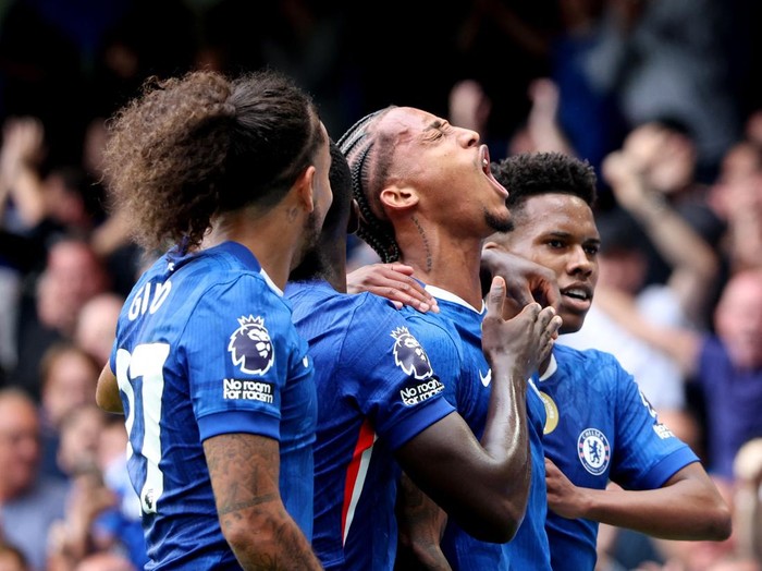 Soccer Football - Premier League - Chelsea v Fulham - Stamford Bridge, London, Britain - August 30, 2025 Chelsea's Joao Pedro celebrates scoring their first goal with teammates Action Images via Reuters/John Sibley EDITORIAL USE ONLY. NO USE WITH UNAUTHORIZED AUDIO, VIDEO, DATA, FIXTURE LISTS, CLUB/LEAGUE LOGOS OR 'LIVE' SERVICES. ONLINE IN-MATCH USE LIMITED TO 120 IMAGES, NO VIDEO EMULATION. NO USE IN BETTING, GAMES OR SINGLE CLUB/LEAGUE/PLAYER PUBLICATIONS. PLEASE CONTACT YOUR ACCOUNT REPRESENTATIVE FOR FURTHER DETAILS..