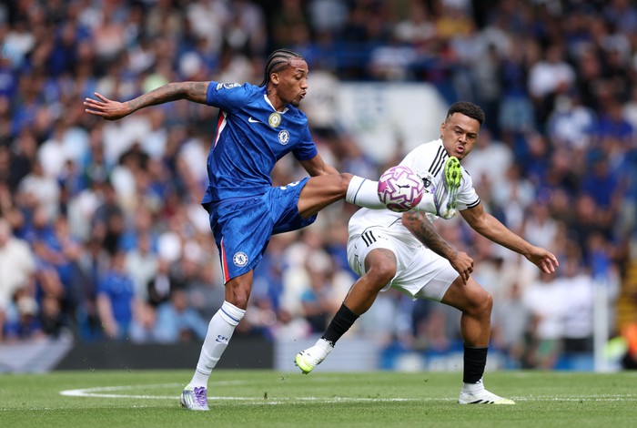 Soccer Football - Premier League - Chelsea v Fulham - Stamford Bridge, London, Britain - August 30, 2025 Chelseas Joao Pedro in action with Fulhams Rodrigo Muniz Action Images via Reuters/John Sibley EDITORIAL USE ONLY. NO USE WITH UNAUTHORIZED AUDIO, VIDEO, DATA, FIXTURE LISTS, CLUB/LEAGUE LOGOS OR LIVE SERVICES. ONLINE IN-MATCH USE LIMITED TO 120 IMAGES, NO VIDEO EMULATION. NO USE IN BETTING, GAMES OR SINGLE CLUB/LEAGUE/PLAYER PUBLICATIONS. PLEASE CONTACT YOUR ACCOUNT REPRESENTATIVE FOR FURTHER DETAILS..