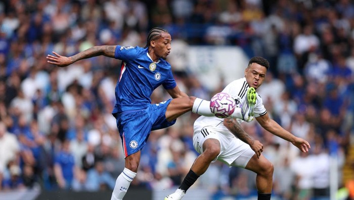 Soccer Football - Premier League - Chelsea v Fulham - Stamford Bridge, London, Britain - August 30, 2025 Chelseas Joao Pedro in action with Fulhams Rodrigo Muniz Action Images via Reuters/John Sibley EDITORIAL USE ONLY. NO USE WITH UNAUTHORIZED AUDIO, VIDEO, DATA, FIXTURE LISTS, CLUB/LEAGUE LOGOS OR LIVE SERVICES. ONLINE IN-MATCH USE LIMITED TO 120 IMAGES, NO VIDEO EMULATION. NO USE IN BETTING, GAMES OR SINGLE CLUB/LEAGUE/PLAYER PUBLICATIONS. PLEASE CONTACT YOUR ACCOUNT REPRESENTATIVE FOR FURTHER DETAILS..