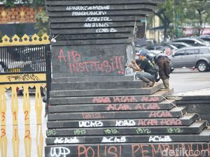 Coretan di Depan Polda Metro Jaya Mulai Dibersihkan