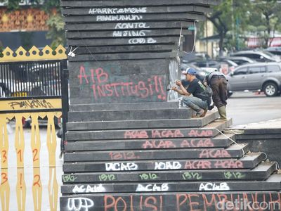 Coretan di Depan Polda Metro Jaya Mulai Dibersihkan