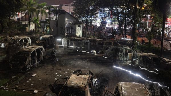 Dampak Demo Ricuh di Makassar, Gedung & Kendaraan Hangus hingga 3 Orang Tewas