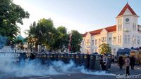 Demo Mahasiswa  di Polrestabes Surabaya Berujung Ricuh