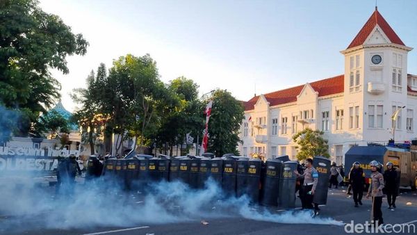 Demo Mahasiswa  di Polrestabes Surabaya Berujung Ricuh