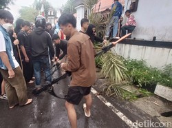 Massa Demo di Banyumas Jarah Pagar Kantor Bupati