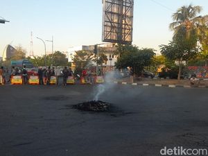 Demo di Pertigaan Pettarani-Alauddin Makassar, Massa Tutup Jalan-Bakar Ban Demo di Pertigaan Pettarani-Alauddin Makassar, Massa Tutup Jalan-Bakar Ban