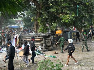 Demo di Polres Kediri Kota Ricuh, Motor Dibakar-Mobil Dibalik