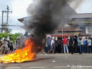 Sempat Ricuh, Demo Depan DPRD Kebumen Mereda Jelang Magrib