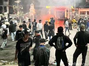 Massa Demo Depan DPRD Kebumen Mulai Bubar Massa Demo Depan DPRD Kebumen Mulai Bubar