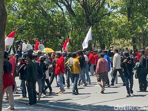 Ada Demo Mahasiswa di Mapolda Jatim, Warga Diimbau Hindari Jalan A Yani Ada Demo Mahasiswa di Mapolda Jatim, Warga Diimbau Hindari Jalan A Yani