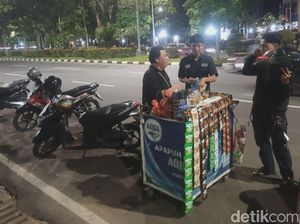Cerita Pedagang Kopi Tetap Jualan Saat Demo Ricuh di Semarang