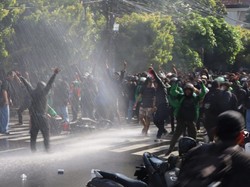 Kericuhan Pecah, Pintu Masuk Sisi Barat Polda Bali Dijebol Pendemo