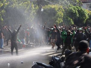 Kericuhan Pecah, Pintu Masuk Sisi Barat Polda Bali Dijebol Pendemo Kericuhan Pecah, Pintu Masuk Sisi Barat Polda Bali Dijebol Pendemo