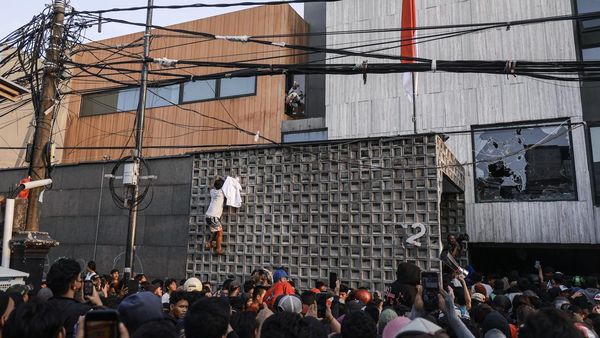 Potret Before-After Rumah Ahmad Sahroni yang Kini Rata dengan Tanah