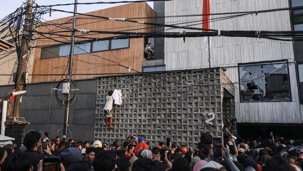 Massa mengeluarkan barang milik anggota DPR Ahmad Sahroni dari dalam rumahnya di kawasan Tanjung Priok, Jakarta, Sabtu (30/8/2025). ANTARA FOTO/Dhemas Reviyanto/sgd