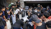 Detik-detik Massa Geruduk Rumah Sahroni, Ambil Barang Berharga