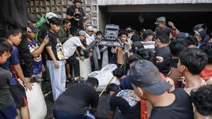 Detik-detik Massa Geruduk Rumah Sahroni, Ambil Barang Berharga