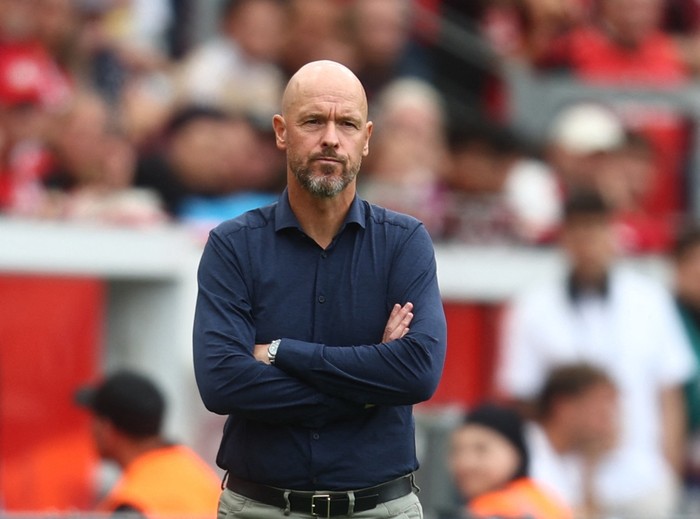 Soccer Football - Bundesliga - Bayer Leverkusen v TSG 1899 Hoffenheim - BayArena, Leverkusen, Germany - August 23, 2025  Bayer Leverkusen coach Erik ten Hag REUTERS/Leon Kuegeler DFL REGULATIONS PROHIBIT ANY USE OF PHOTOGRAPHS AS IMAGE SEQUENCES AND/OR QUASI-VIDEO.