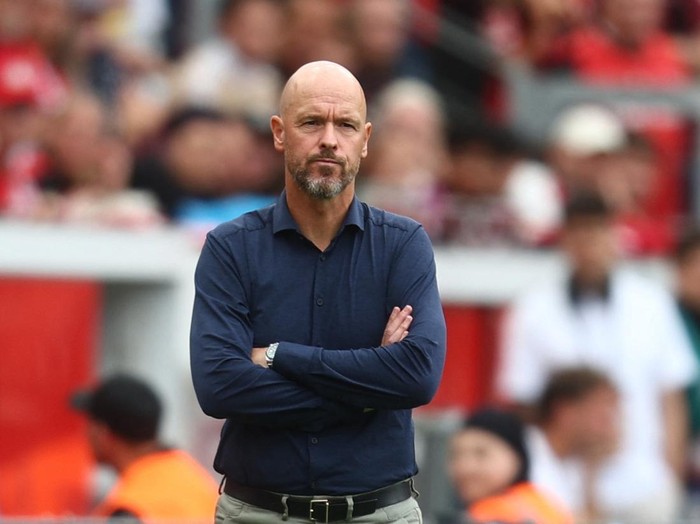 Soccer Football - Bundesliga - Bayer Leverkusen v TSG 1899 Hoffenheim - BayArena, Leverkusen, Germany - August 23, 2025  Bayer Leverkusen coach Erik ten Hag REUTERS/Leon Kuegeler DFL REGULATIONS PROHIBIT ANY USE OF PHOTOGRAPHS AS IMAGE SEQUENCES AND/OR QUASI-VIDEO.
