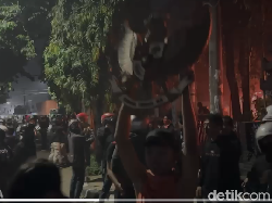 Gedung DPRD Kota Kediri Dibakar, Massa Diduga Jarah Kursi hingga Kulkas