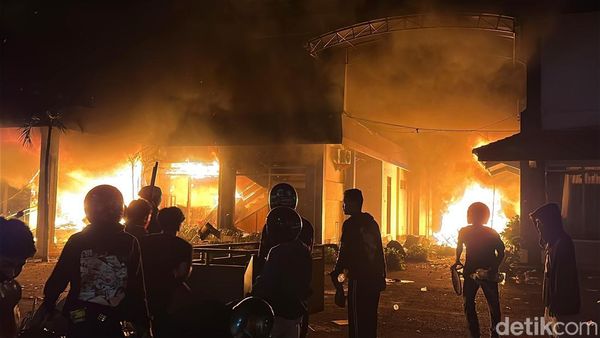Massa Bakar Gedung DPRD Kota Kediri