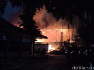 Video: Gedung DPRD Solo Dibakar Massa! Video: Gedung DPRD Solo Dibakar Massa!