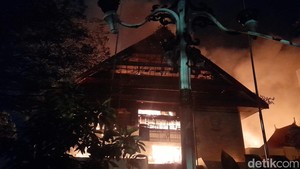 Potret Ngeri Api Hanguskan Gedung DPRD Sulsel Usai Dibakar Massa
