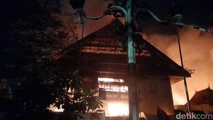 Potret Ngeri Api Hanguskan Gedung DPRD Sulsel Usai Dibakar Massa