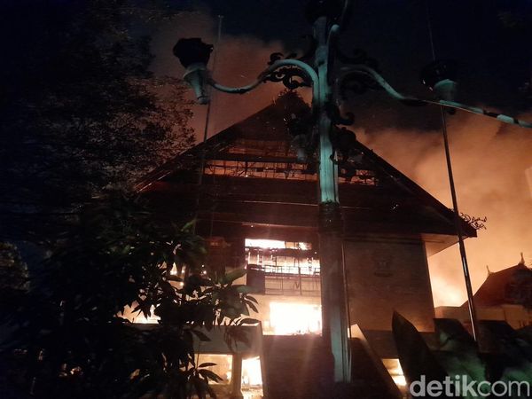 Potret Ngeri Api Hanguskan Gedung DPRD Sulsel Usai Dibakar Massa