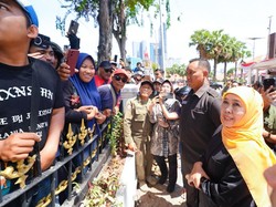 Khofifah Temui Masyarakat di Depan Grahadi, Dengar Aspirasi-Beri Sembako