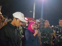 Khofifah Temui Massa di Grahadi Janji 41 Pendemo yang Ditangkap Dibebaskan