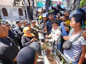 Temui Masyarakat di Depan Grahadi, Khofifah Dengarkan Masukan Mereka
