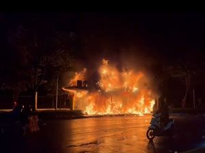 Video: Halte Senayan di Pintu 4 Stadion GBK Membara Dilahap Api Video: Halte Senayan di Pintu 4 Stadion GBK Membara Dilahap Api