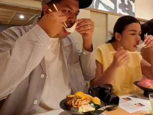 Chelsea Olivia dan Glenn Alinskie Puas Mukbang di Jepang Chelsea Olivia dan Glenn Alinskie Puas Mukbang di Jepang