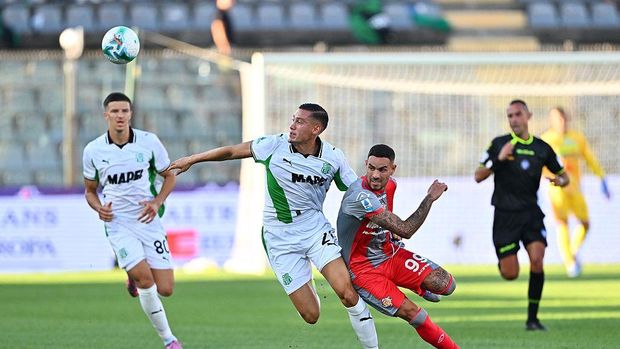 CREMONA, ITALY - AUGUST 29: Jay Idzes of US Sassuolo and Antonio Sanabria of US Cremonese fight for the ball during the Serie A match between US Cremonese and US Sassuolo Calcio at Stadio Giovanni Zini on August 29, 2025 in Cremona, Italy. (Photo by Marco M. Mantovani/Getty Images)