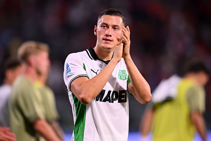 CREMONA, ITALY - AUGUST 29: Jay Idzes of US Sassuolo during the Serie A match between US Cremonese and US Sassuolo Calcio at Stadio Giovanni Zini on August 29, 2025 in Cremona, Italy. (Photo by Alessandro Sabattini/Getty Images)