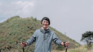 Foto Kak Seto Mendaki Gunung Prau di Usia 74 Tahun