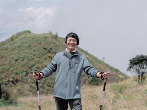 Foto Kak Seto Mendaki Gunung Prau di Usia 74 Tahun Foto Kak Seto Mendaki Gunung Prau di Usia 74 Tahun