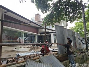 Selain ICBC, Hana Bank di Bandung Juga Jadi Sasaran Perusuh Selain ICBC, Hana Bank di Bandung Juga Jadi Sasaran Perusuh
