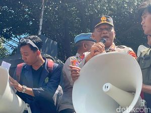 Kapolda Jatim Temui Massa Aksi dan Minta Maaf Atas Kasus Affan