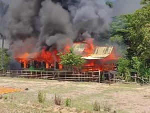 Rumah di Barru Kebakaran Diduga Korsleting, Nenek 70 Tahun Luka Bakar Rumah di Barru Kebakaran Diduga Korsleting, Nenek 70 Tahun Luka Bakar
