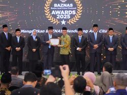 Menaker Terima Baznas Awards 2025 Kategori Menteri Pendukung Zakat