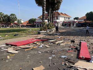 Potret Pos Polisi dan Fasum yang Rusak Pascademo Potret Pos Polisi dan Fasum yang Rusak Pascademo